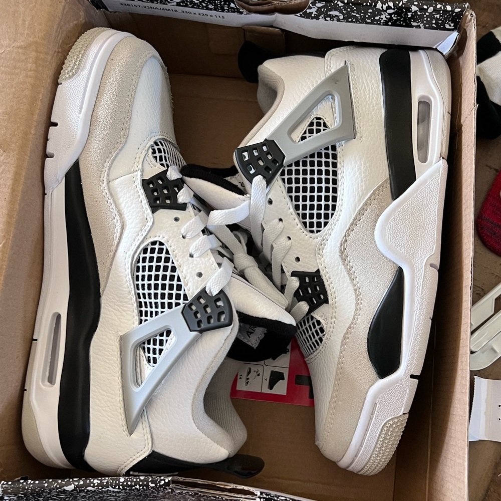 Women’s retro Jordan 4 military black size 8.5,new. Box is damaged from shipment - Picture 2 of 4